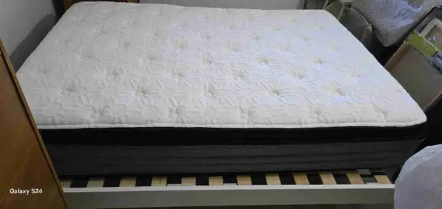 Matelas 54 po presque neuf très propre