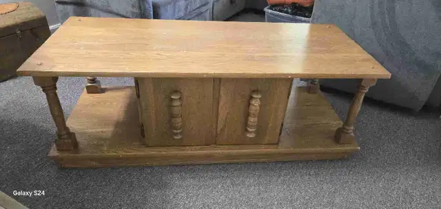 Table basse de salon en chêne.