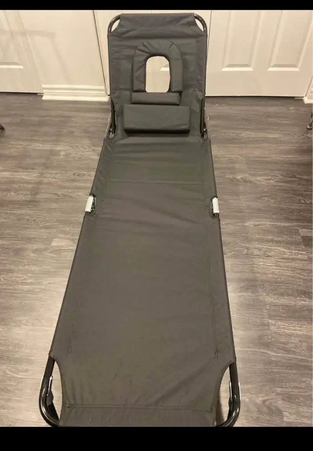 Chaise longue de bronzage avec ouverture faciale