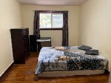 VERY LARGE ROOM 2nd FLOOR-50m TO PLAZA STEELES AND BATHURST - Photo 4