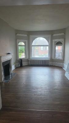 Large, Bright Main Floor 2 BR Apt. in a large Victorian home - Photo 3