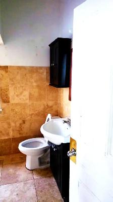 Large, Bright Main Floor 2 BR Apt. in a large Victorian home - Photo 9
