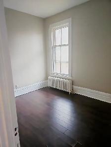Large, Bright Main Floor 2 BR Apt. in a large Victorian home - Photo 10