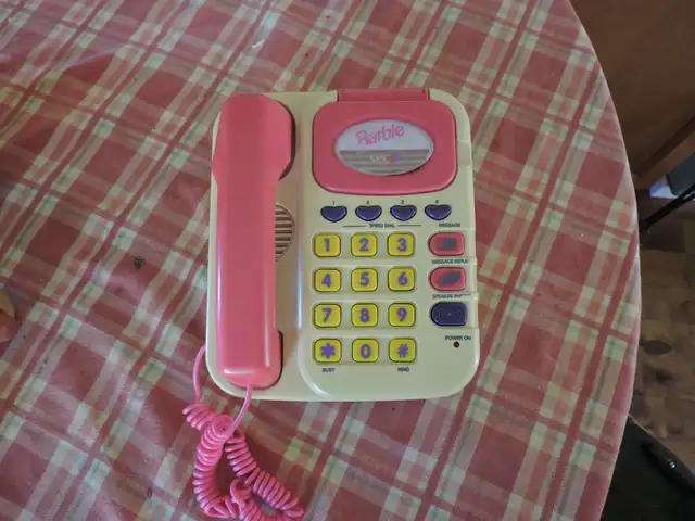 Téléphone Barbie vintage.