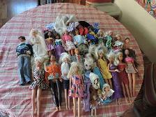 Lots de 21 Barbies vintage et 3 bébés Barbies.