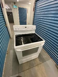 WHITE GLASS TOP ELECTRIC STOVE - Photo 2