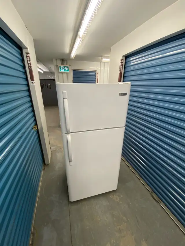 WHITE REFRIGERATOR TOP FREEZER