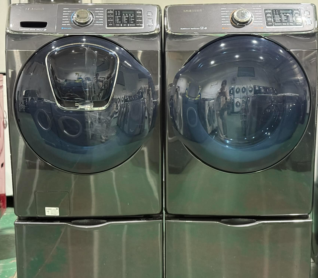 Reconditioned Samsung Washer  & Dryer Set with Pedestal $895