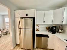 Newly Renovated 2 bedroom   den main floor of duplex - Photo 4