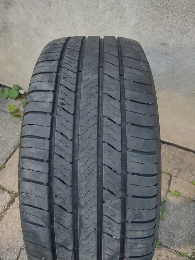 1 pneu été 225-55R17 Michelin X-Tour, comme neuf. Usure 9/32