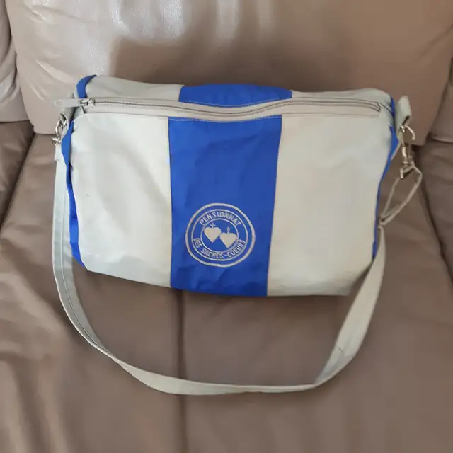 BEAU SAC BLEU GRIS 8'HAUTx14'LARGE POUR ÉCOLE OU AUTRE: $15.00