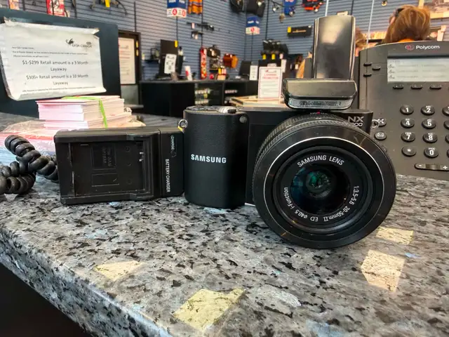 Samsung NX1000 Camera w/battery & charger