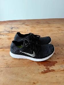 Nike Free Run RN Flyknit - Size 9 - 831070-001