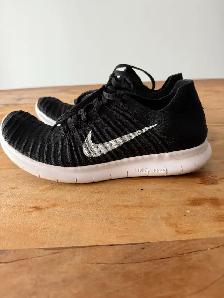 Nike Free Run RN Flyknit - Size 9 - 831070-001 - Photo 2