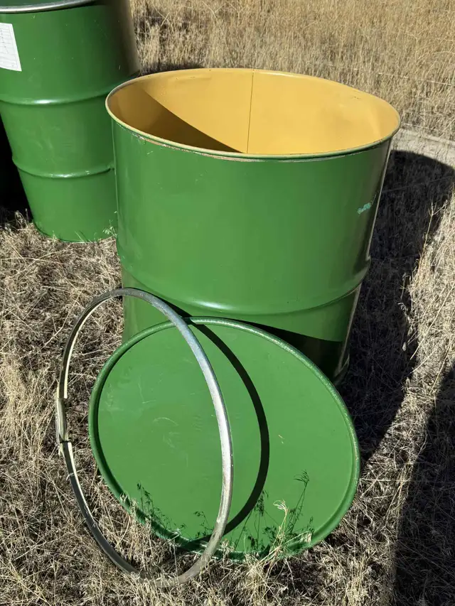 45 gallon barrels with lid and ring (drums)