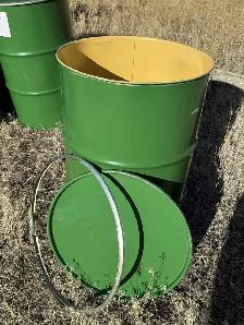 45 gallon barrels with lid and ring (drums)