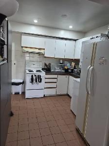 Private  room with patio deck| near Dufferin TTC | Full furnish - Photo 7