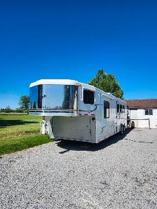 Horse trailer - Photo 2