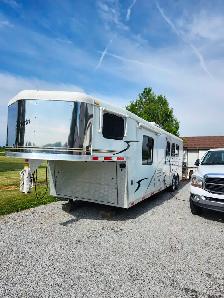 Horse trailer - Photo 7