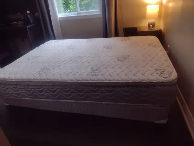 Matelas et sommier à vendre (vente de déménagement) 30$