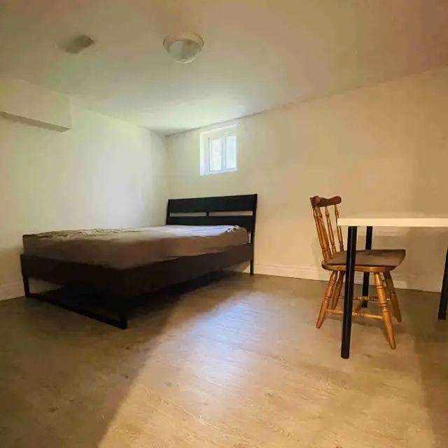 Private Room w/ shared bathrm - Lakeshore and Kipling