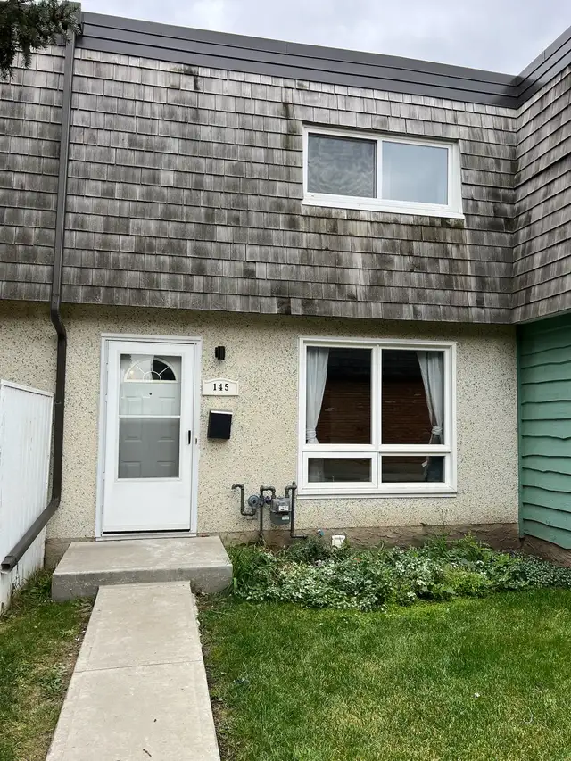 Cozy 3 bedroom townhouse close to schools