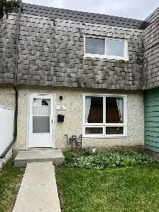 Cozy 3 bedroom townhouse close to schools