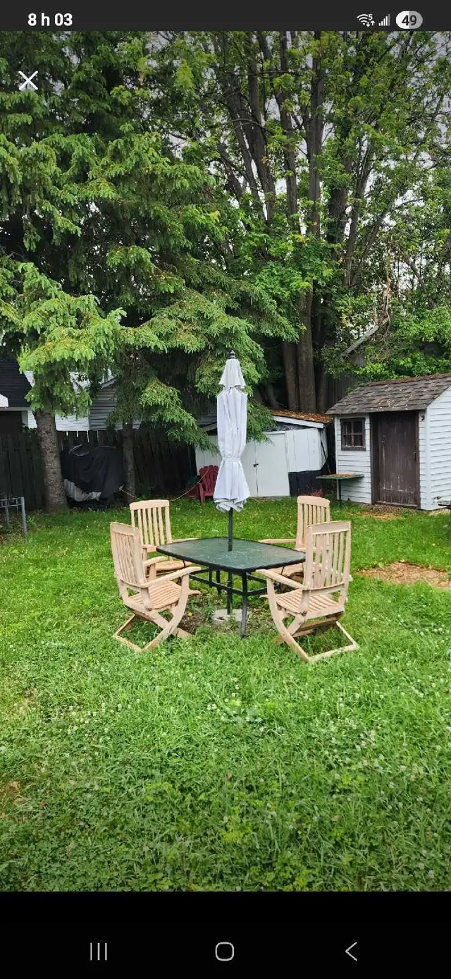 Set de patio 4 chaise..1 table..1 parasol 100$ 514 261 1595 !