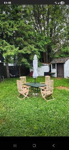 Set de patio 4 chaise..1 table..1 parasol 100$ 514 261 1595 !