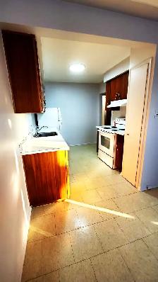 STUNNING 2 Bedroom with Balcony - PRIME LOCATION - - Photo 3