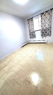 STUNNING 2 Bedroom with Balcony - PRIME LOCATION - - Photo 4