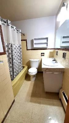 STUNNING 2 Bedroom with Balcony - PRIME LOCATION - - Photo 6