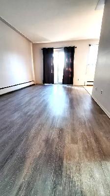 STUNNING 2 Bedroom with Balcony - PRIME LOCATION - - Photo 7