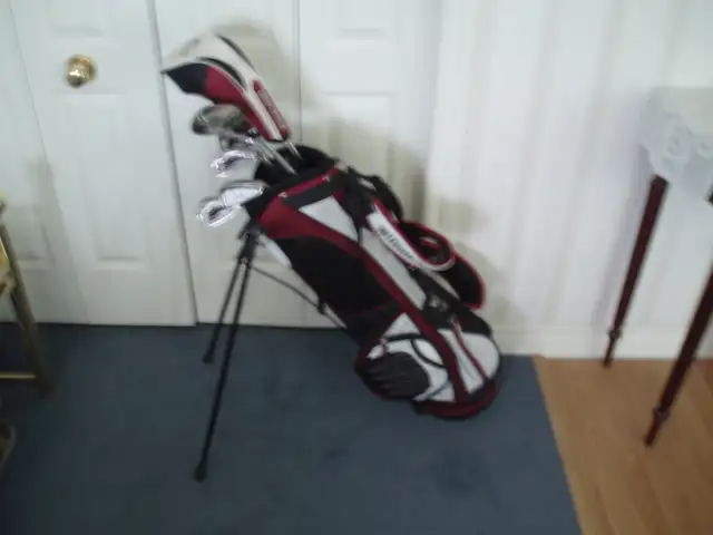 CHILD'S  - KIDS RIGHT HANDED  GOLF CLUBS  -  AGES 9 - 12