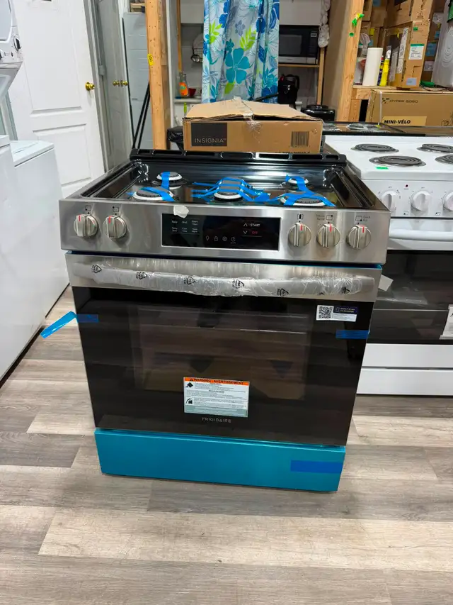 Stove - 30' Maytag 5.3 Cu. Ft. YMER6600FZ6 Electric Range