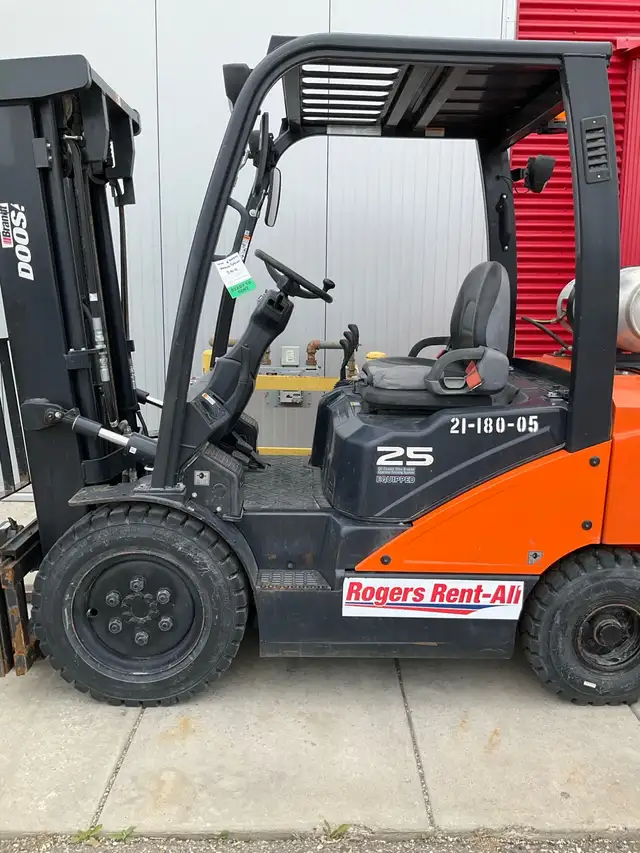 Doosan G25N-7 Warehouse Forklift