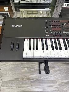 Yamaha S70 XS 76 Key Master Keyboard - Photo 2