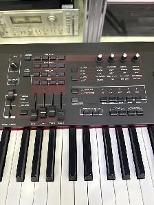 Yamaha S70 XS 76 Key Master Keyboard - Photo 3