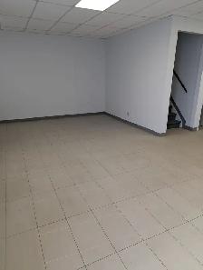 Single bay shop with office - Photo 3