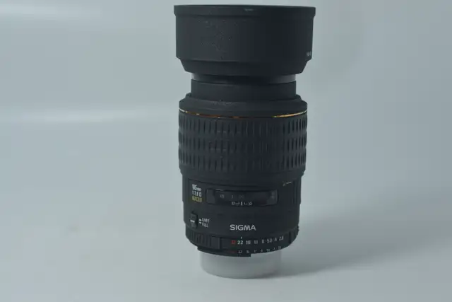 Sigma 105mm f2.8D Macro   hood   filter ID 586