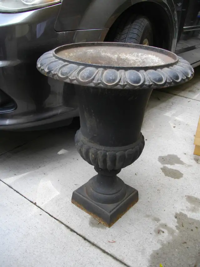 CAST IRON PLANTER