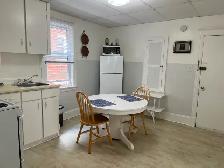 Bright Fully Furnished Bachelor Apt with Sun Porch - Photo 2