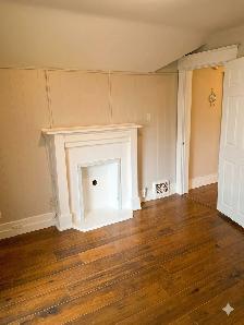 (Downtown) Bright 1-Bedroom Apartment, Top-Floor, Newly Renovate - Photo 2
