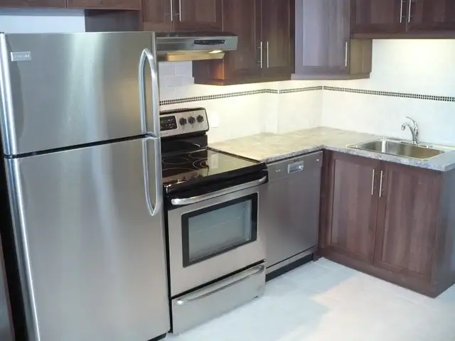 Large Top Floor 2-BR - Grand 2-Chambre au Dernière Étage