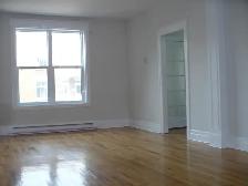 Large Top Floor 2-BR - Grand 2-Chambre au Dernière Étage - Photo 3