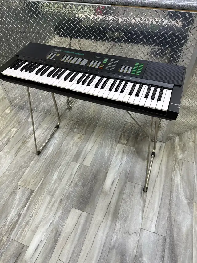 Yamaha PSR-32 Electronic Synthesizer Keyboard With Stand