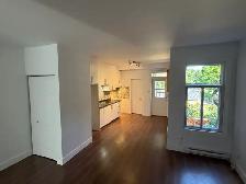 Grand 3.5 style condo.  Près de la place Valois - Photo 3