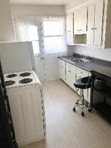 Spacious Furnished 3 Bedroom (5½) Apartment – Lease Transfer - Photo 7