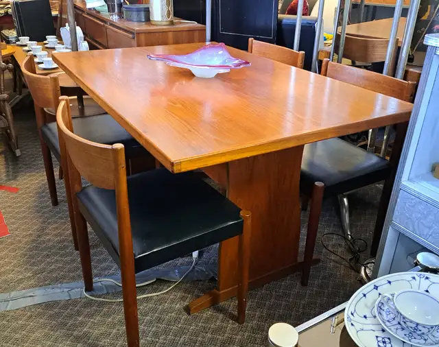 MID CENTURY MODERN TEAK DINING ROOM TABLE AND CHAIRS