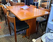 MID CENTURY MODERN TEAK DINING ROOM TABLE AND CHAIRS